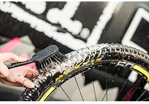 Muc-Off Tyre & Cassette Brush - Bike Cleaning Brush with Rubberised Handle and Durable Nylon Bristles - Perfect for Cleaning Tyres and Cassettes